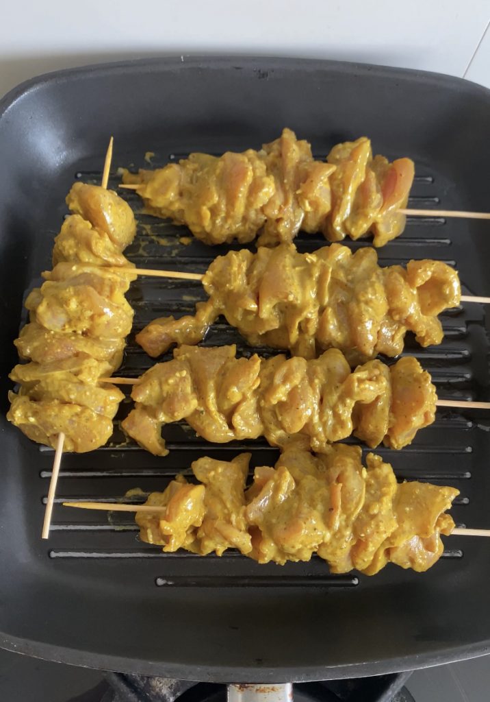 Sataye z kurczaka przed grillowaniem